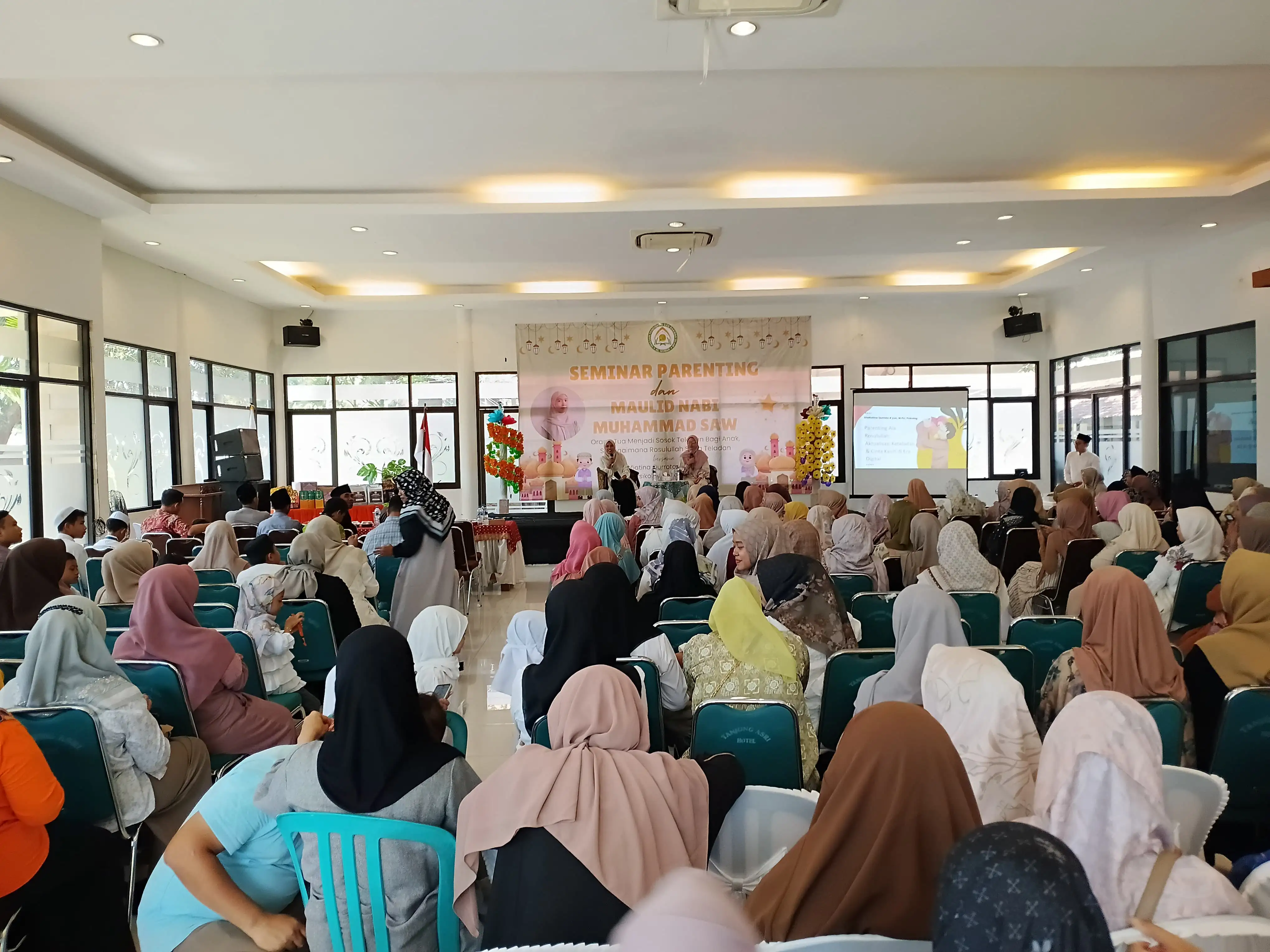 Foto SDIT Al Qomar Banyuwangi Gelar Peringatan Maulid Nabi dengan Lomba Kaligrafi dan Seminar Parenting