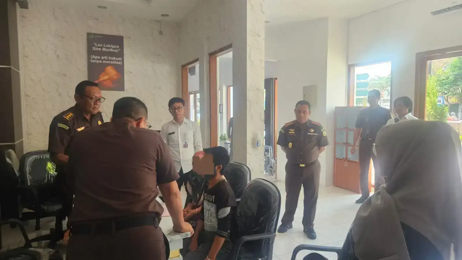 Foto Tersangka Pemerkosaan dan Pembunuhan Siswi MI di Kalibaru Tertanyata Anak Berkebutuhan Khusus