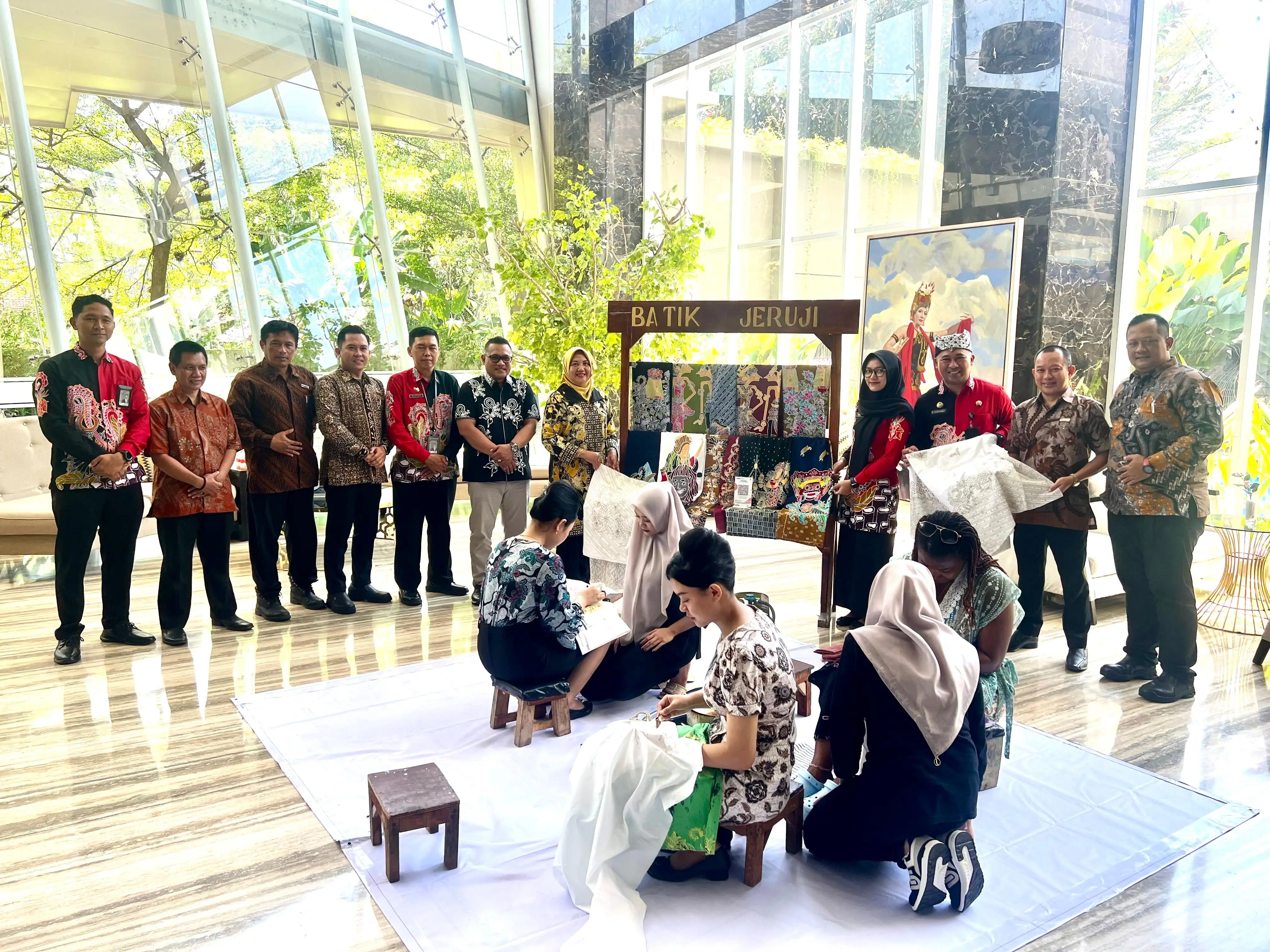 Foto Hari Batik Nasional, Warga Binaan Lapas Banyuwangi Berbagi Ilmu Membatik kepada Masyarakat