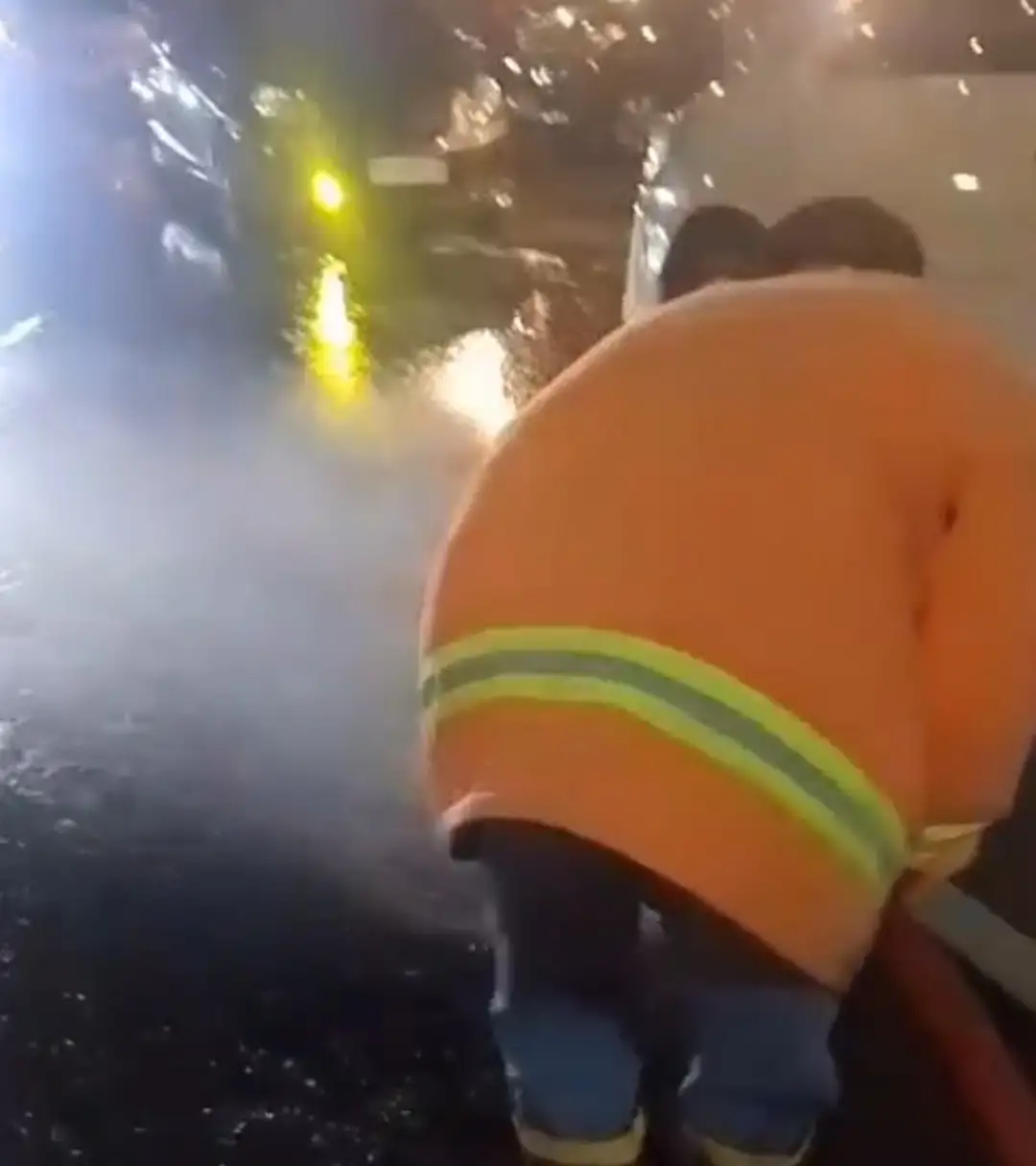 Foto Antisipasi Bahaya di Jalan Raya, Damkarmat Banyuwangi Sigap Bersihkan Tumpahan Solar di Genteng