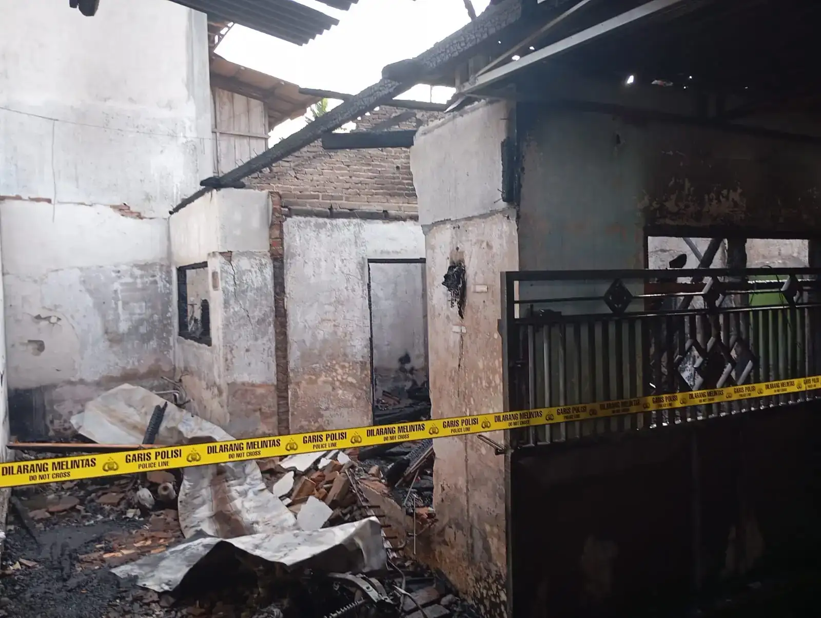 Foto Obat Nyamuk Diduga Jadi Pemicu Kebakaran Maut di Rejoagung, Srono, Satu orang Tewas