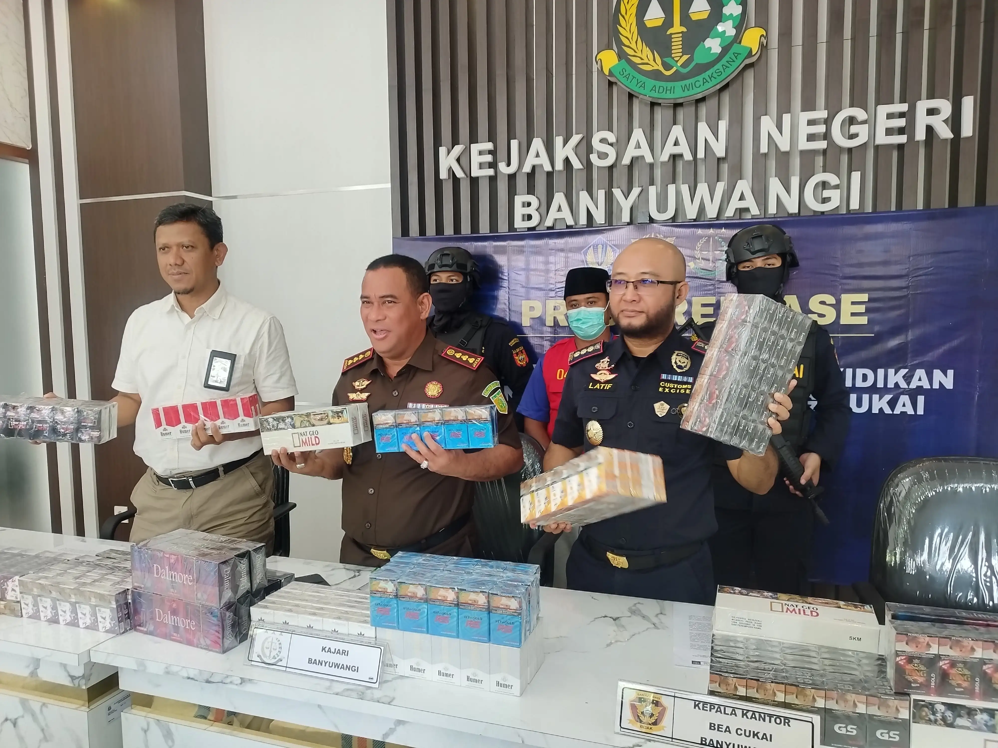 Foto Residivis di Banyuwangi Kembali Ditangkap Edarkan Rokok Ilegal Senilai 178 Juta Rupiah