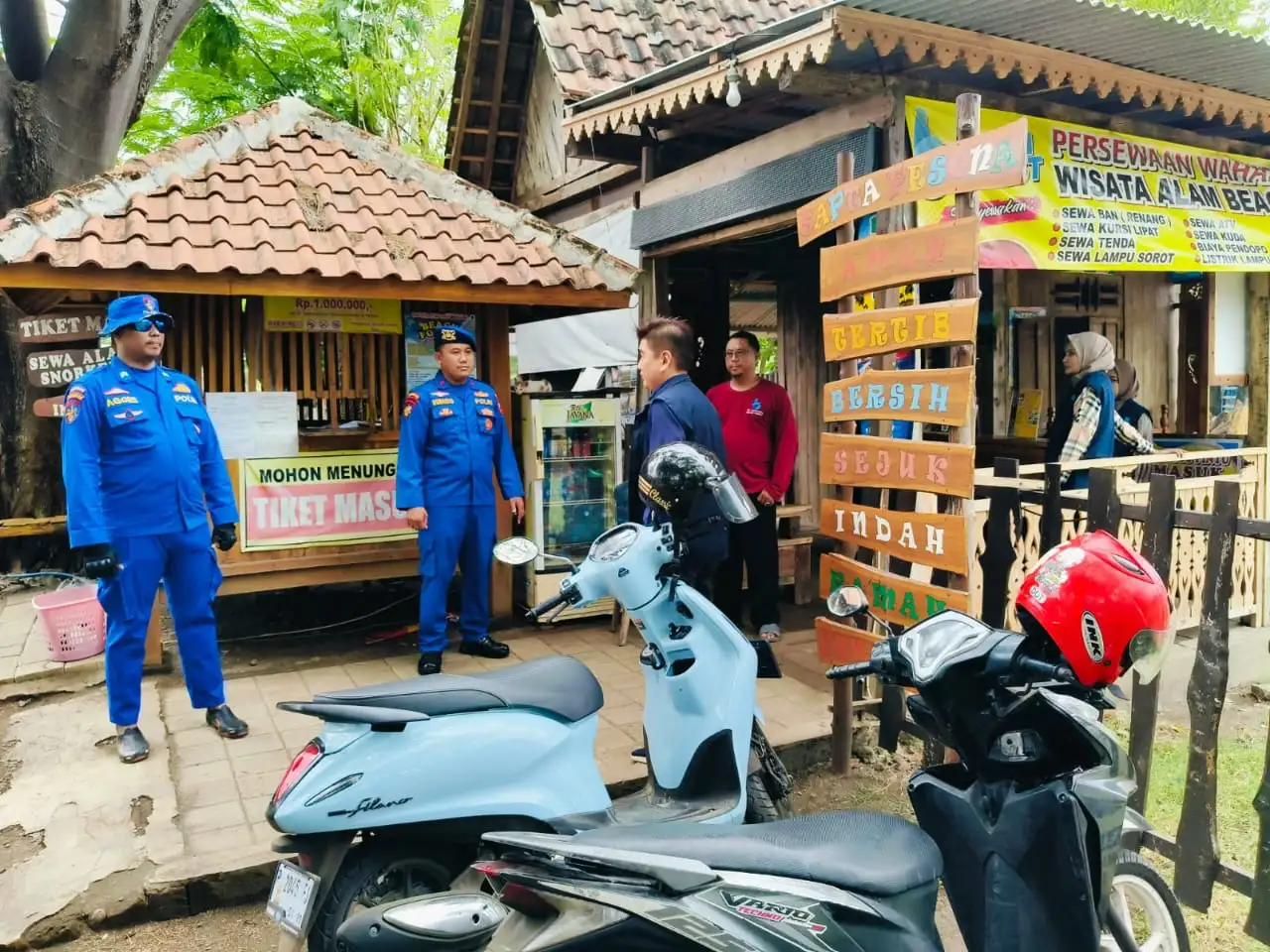 Foto Satpolairud Polres Situbondo Edukasi Keselamatan Pengunjung di Kawasan Wisata Pantai