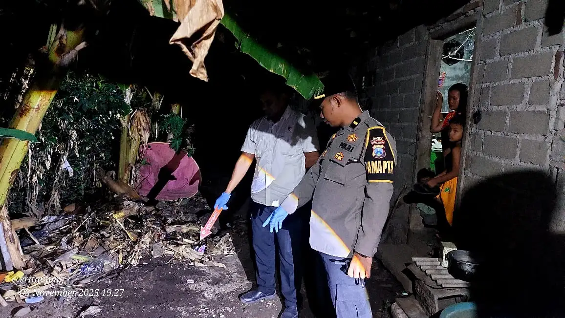 Foto Bayi Ditemukan Dikubur di Belakang Rumah, Pasangan Suami Istri di Wongsorejo Diamankan Polisi
