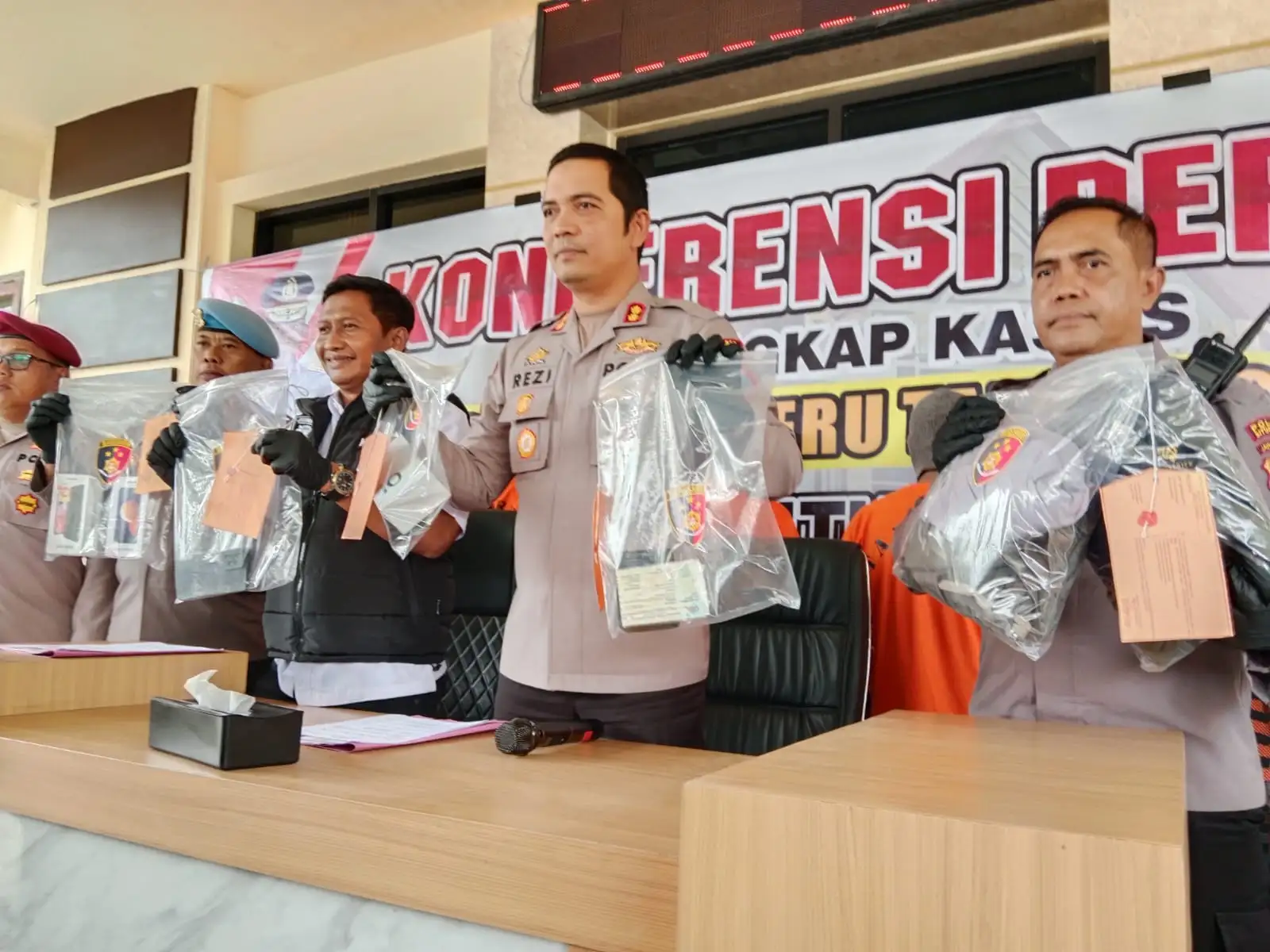 Foto Target Polda Jatim, Operasi Sikat Semeru 2025 6 Kasus Kriminal Situbondo Berhasil Di Ringkus 