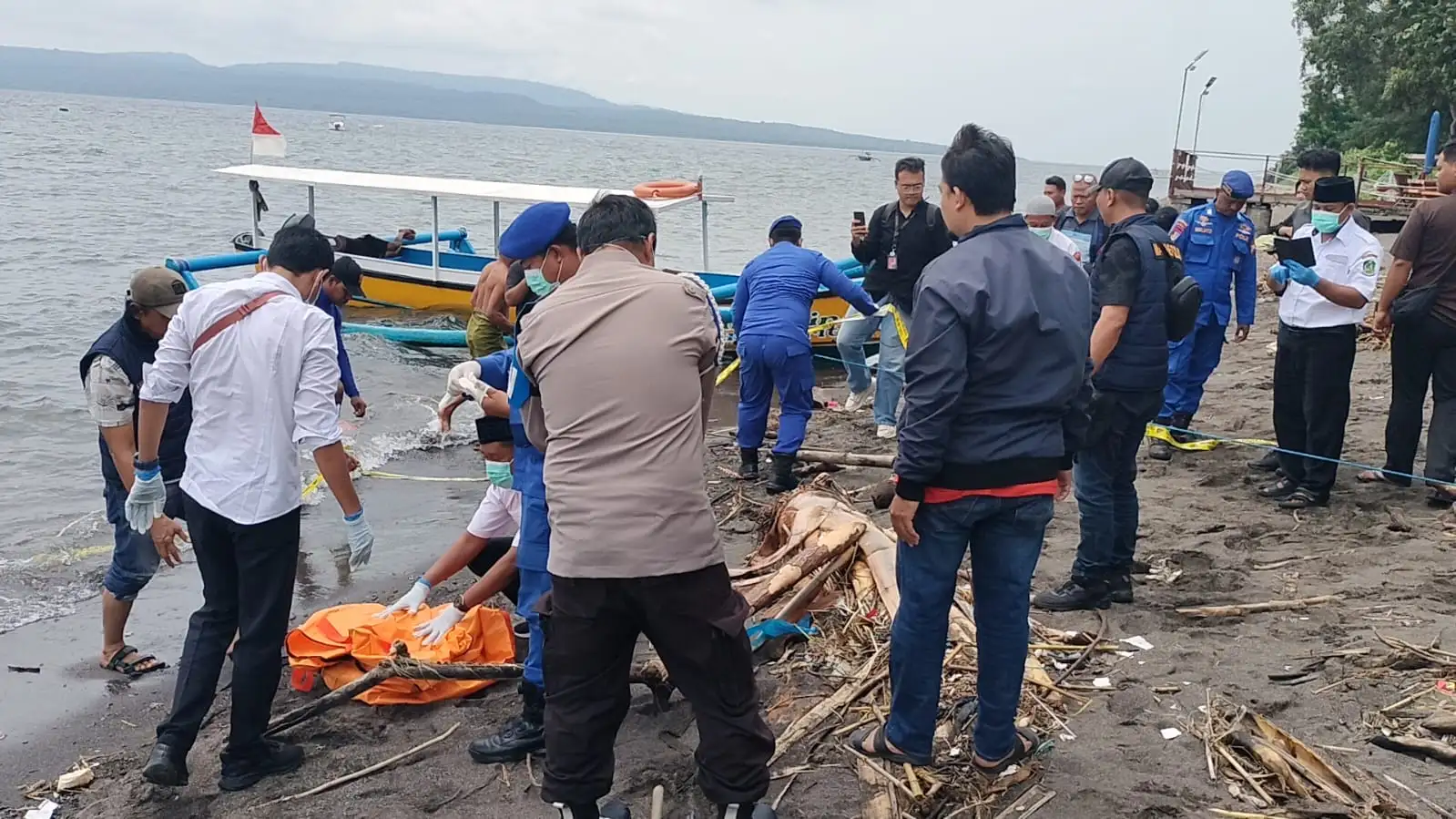 Foto Warga Bangsring Dikejutkan Temuan Potongan Tubuh di Tepi Pantai