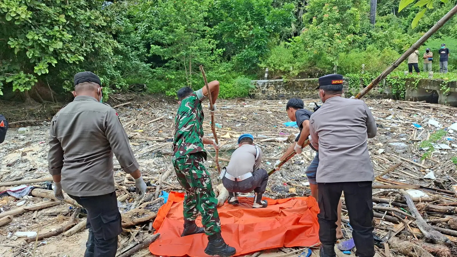 Foto Sinergitas TNI-Polri dan TN Alas Purwo Tangani Temuan Mayat Tanpa Identitas di Pantai Plengkung