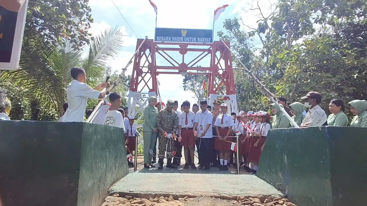 Foto Negara Hadir untuk Rakyat : Presiden RI Resmikan Jembatan sebanyak 218 secara serentak