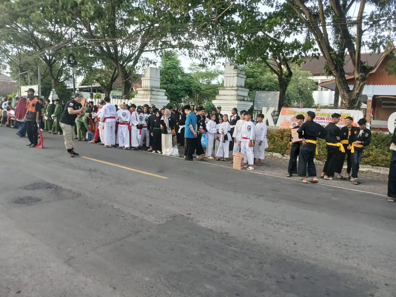 Foto Pererat Persaudaraan, Perguruan Silat se-Cluring Gelar Bagi Takjil dan Buka Bersama